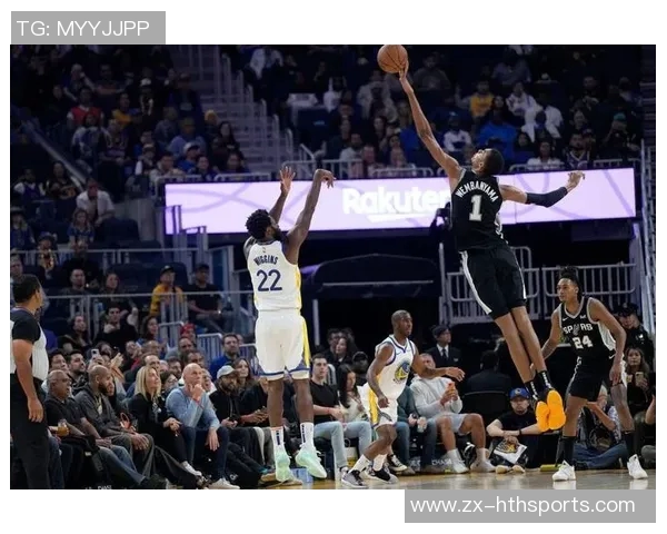 维金斯突破禁区高打板文班亚马展现超凡身高送出精彩钉板大帽